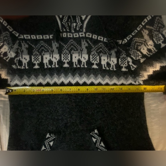 Alpaca hooded black llama sweater with fringe - Picture 7 of 9